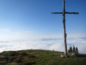 Das Gipfelkreuz am Ahornstein - trüber Blick Richtung Gasteinertal