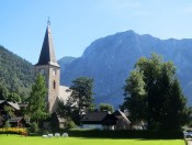 Die Kirche von Altaussee und die Trisselwand im Hintergrund