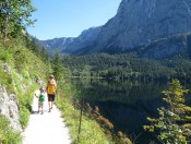 Ein herrlicher Wanderpfad führt uns rund um den Altausseer See im Salzkammergut