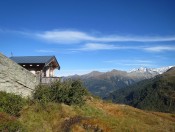 Die schneebedeckte Ankogelgruppe im Hintergrund