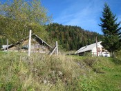 Die Auerhütte befindet sich in der Nähe vom See am Fuße des Trattbergs