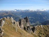 Blick vom Gipfel Richtung Anstiegsweg und Abstiegsweg