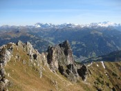 Blick vom Gipfel Richtung Anstiegsweg und Abstiegsweg