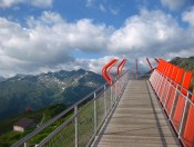 Die Rampe zur Aussichtsplattform mit dem Kreuzkogel im Hintergrund