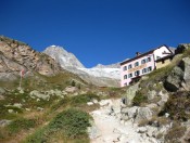 Das Berghaus Hotel Tirft im Trifttal mit dem Triftgletscher im Hintergrund