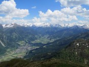 Blick auf das Gasteinertal mit der schneebedeckten Ankogelgruppe