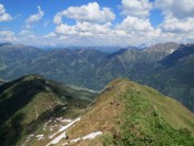 Weiter Blick auf die umliegende Bergwelt vom Biberkopf