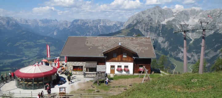 Herrlicher Ausblick vom Bergrestaurant Bischlinghöhe auf die umliegende Bergwelt