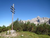 Das Braggstein Gipfelkreuz mit der Schönfeldspitze im Hintergrund