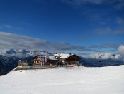 Herrlich liegt die Buchau Hütte im Skigebiet Alpendorf