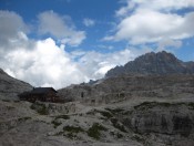 Die wunderbar gelegene Büllelejochhütte mit dem Elferkofel