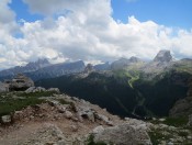 Dabei genießen wir herrliche Blicke auf Croda da Lago und Cinque Torri