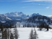 Dachstein, Gosaukamm und der Hügel im Vordergrund ist der Labenberg