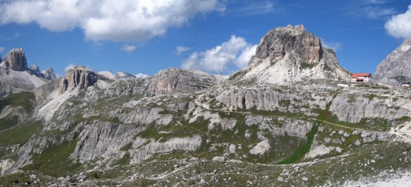 Blick vom Paternsattel Richtung Drei Zinnen Hütte und Sextner Stein