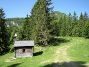 Die Drei Waller Kapelle und das bereits sichtbare Rauchkögerl