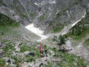 Über Geröll und Steinlawinen geht es zur Eiskapelle