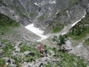 Über Geröll und Steinlawinen geht es zur Eiskapelle