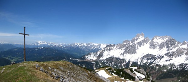Das Gipfelkreuz mit Tiefblick auf die Bischofsmütze und auf das Tennengebirge