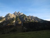 Wir starten die Wanderung in der Wengerau mit Blick auf den Eiskogel