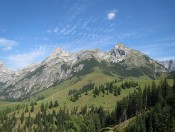 Eiskogel und Tauernkogel mit der Dr. Heinrich Hackel Hütte am Fuße der Felswände