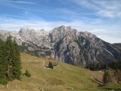 Die herrlich gelegene Elmaualm mit Eiskogel und Tauernkogel im Hintergrund