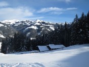 Die bewirtschafteten Enzianhütte lädt zu einer Rast ein