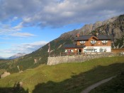 Die Erichhütte befindet sich am Fuße beeindruckender Felswände