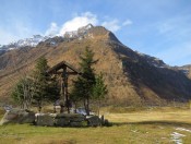 Holzkreuz mit dem Schareck im Hintergrund