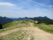 Die bewirtschaftete Feichtensteinalm lädt zu einer Rast ein