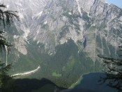 Blick vom Feuerpalfen auf die Watzmann Ostwand und dem Königssee mit St. Bartolomä