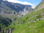 Queren unterhalb des Grates über saftige Wiesen zum Wanderpfad Niedersachsenhaus