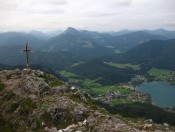 Das Gipfelkreuz vom Frauenkopf mit Blick auf Fuschl