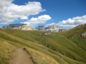 Die Friedrich August Hütte mit dem Sella Stock im Hintergrund