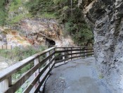 Durch 2 Tunnel passieren wir den Gadauner Bach