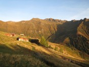 Die Gadaunerer Hochalm mit der Türchlwand im Hintergrund