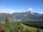 Blick auf Russbach am Pass Gschütt mit dem Gamsfeld dahinter