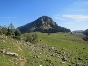 Die herrlich gelegene Genneralm mit dem Holzeck im Hintergrund