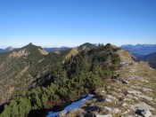 Gipfel Hoher First auf 1711 m Seehöhe mit Regenspitz, Dürnstein und Gruberhorn im Hntergrund