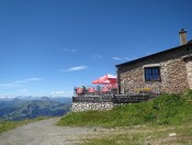 Das Gipfelhaus am Kitzbüheler Horn mit dem Großen Rettenstein im Hintergrund