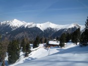 Die bewirtschaftete Graukogelhütte mit dem Gamskarkogel im Hintergrund