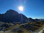 Unter der Sonne erblicken wir das Gipfelkreuz der Vordernberger Griesmauer