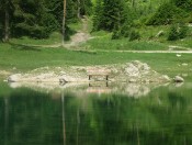 Idyllische Bänke laden zum Verweilen ein