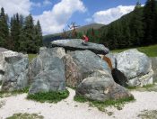 Bei der Grundalm amüsieren sich die Kinder an den Steinblöcken.