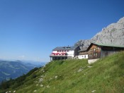 Die Gruttenhütte im Kaisergebirge - Links hinten erblicken wir die Hohe Salve