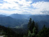 Blick auf den Hallstättersee und rechts oben befindet sich der Dachstein