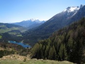 Tiefblick auf den Hintersee - in der Ferne leuchten die Schneeflächen vom Hohen Göll