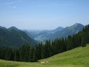 In der Ferne sehen wir den Hintersee