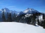 Blick auf Watzmann, Hochkalter und im Vordergrund das Hirscheck mit der Berggaststätte Hirschkaser