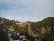 Blick auf den Gipfel des Hochfelln mit der Bergstation, dem Hochfellnhaus und der Kapelle
