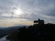 Die Kapelle am Hochfelln im Gegenlicht